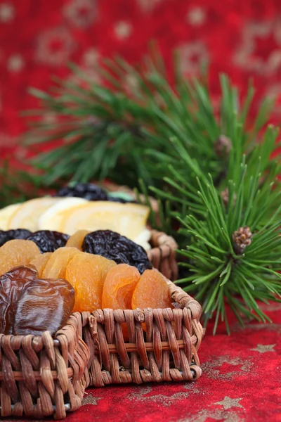 Weihnachtsbaum-Korb mit getrockneten Früchten — Stockfoto